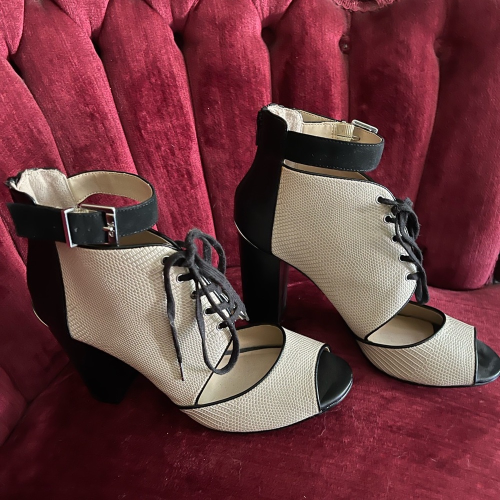 Size 9, Juicy Couture, 4" heel, lace front, zipper back